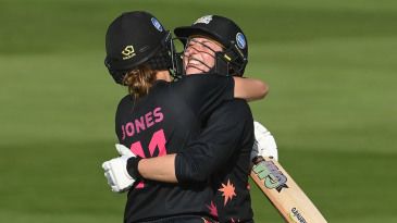 Marie Kelly, Gwenan Davies half-centuries lead Sparks' win over Sunrisers