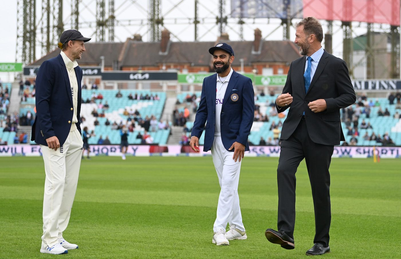 Joe Root, Virat Kohli and match referee Chris Broad share a laugh at the toss