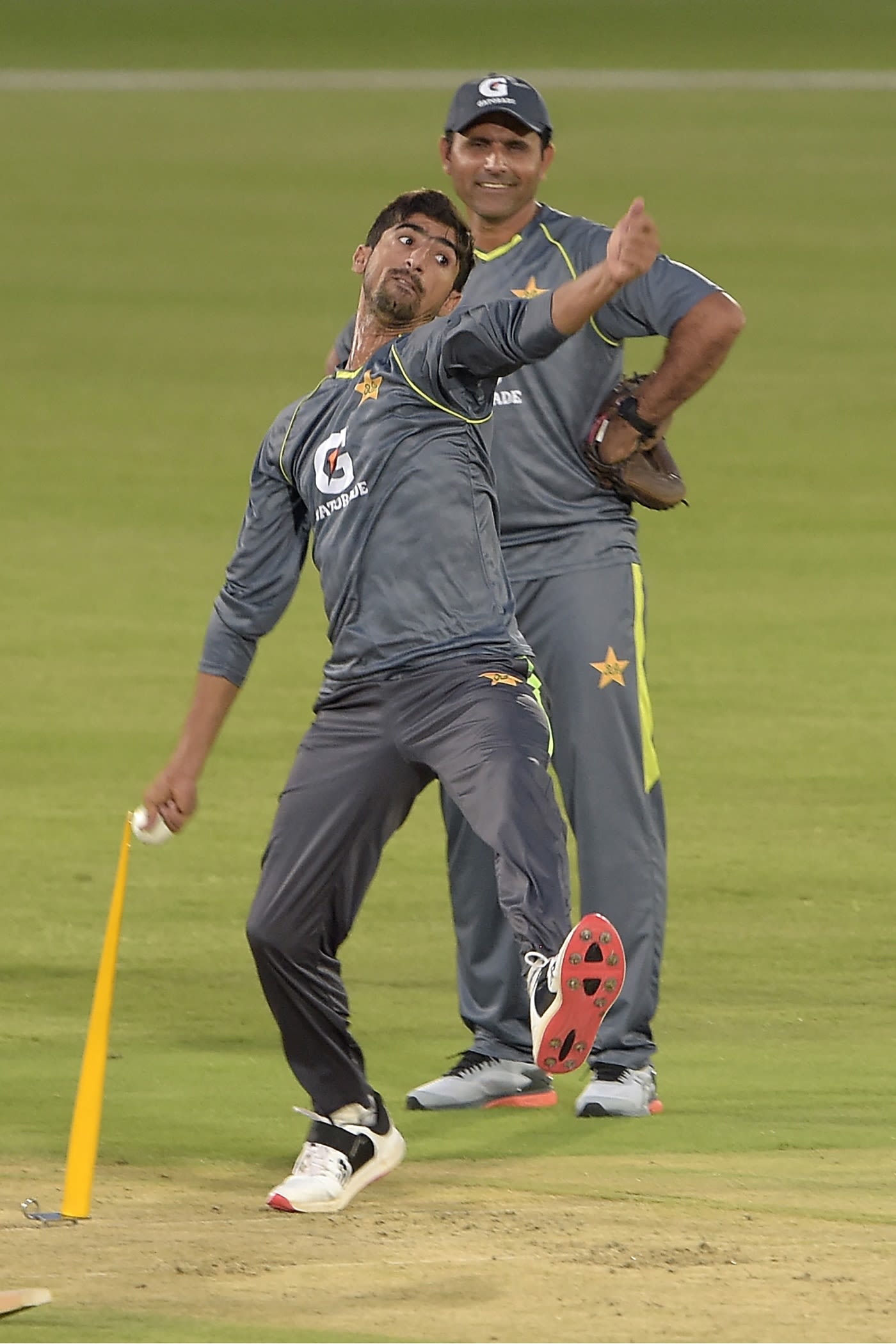 Shahnawaz Dahani bowls as Abdul Razzaq looks on