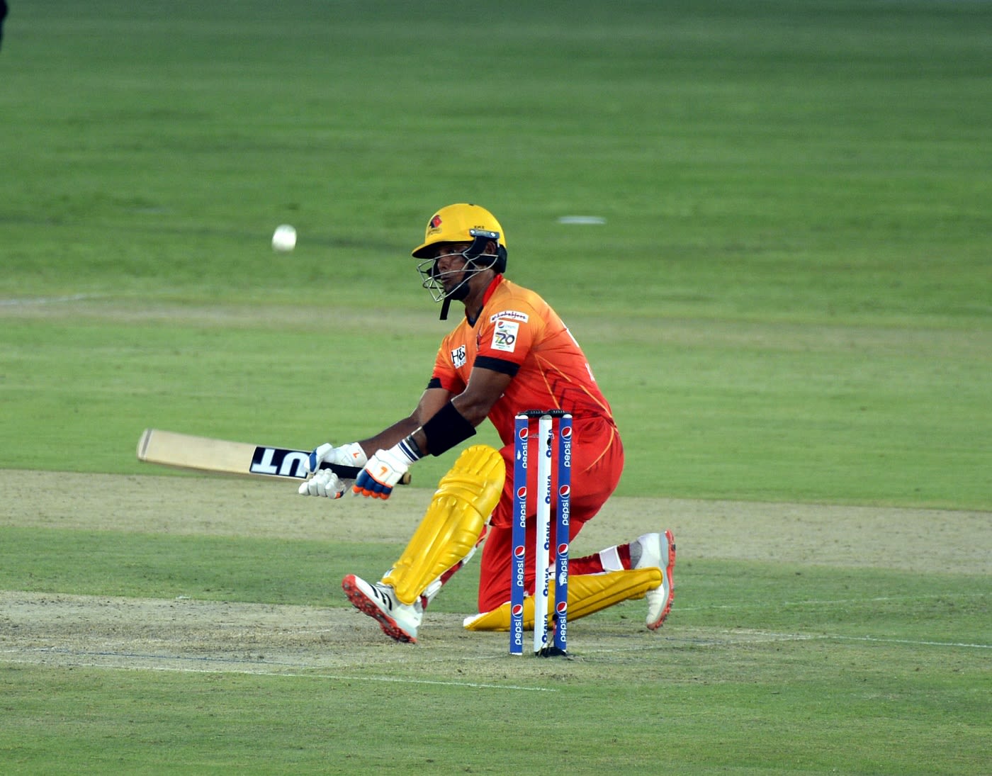 Khurram Manzoor plays a scoop
