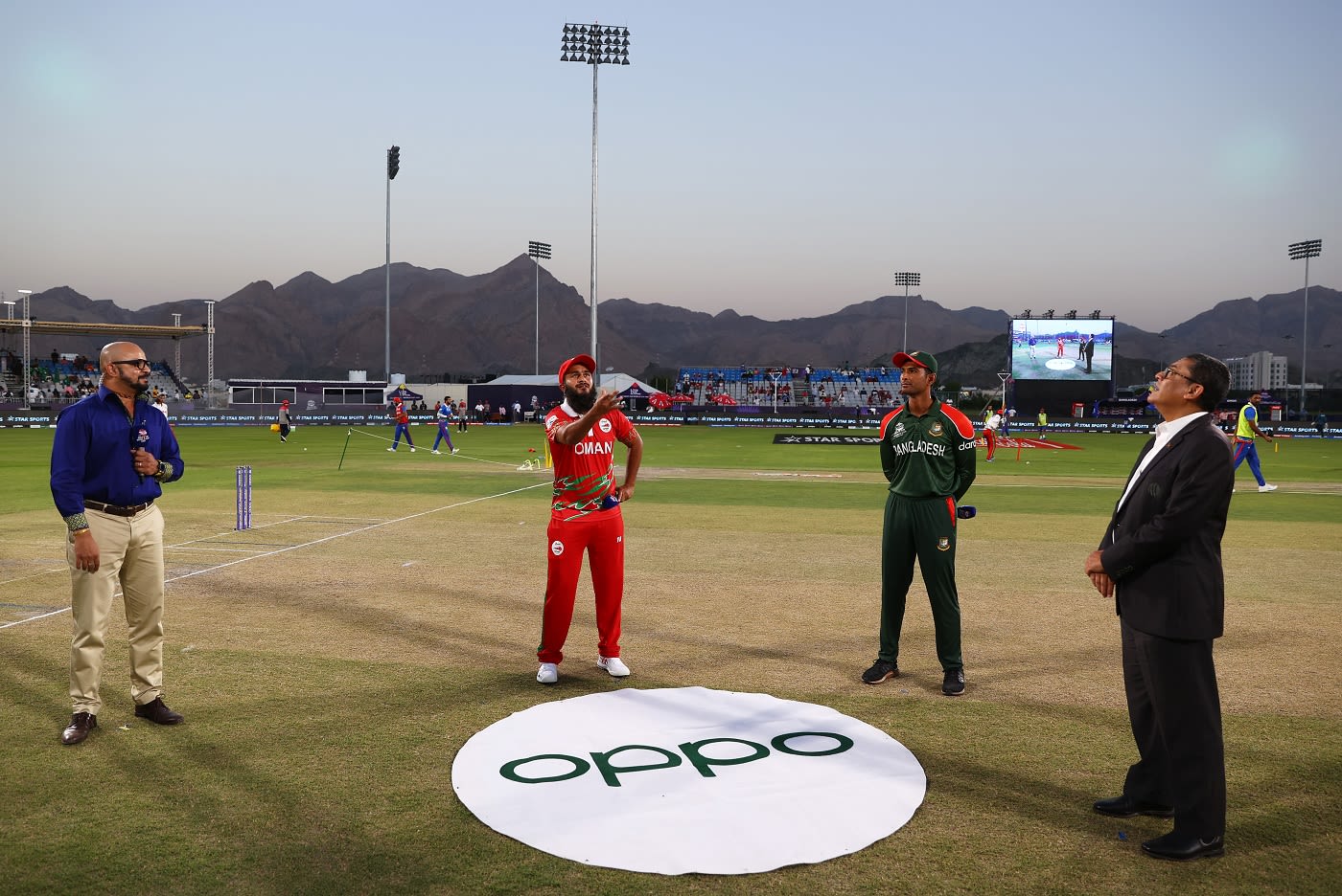 Zeeshan Maqsood and Mahmudullah at the toss, as commentator Murali Kartik and match referee Ranjan Madugalle look on