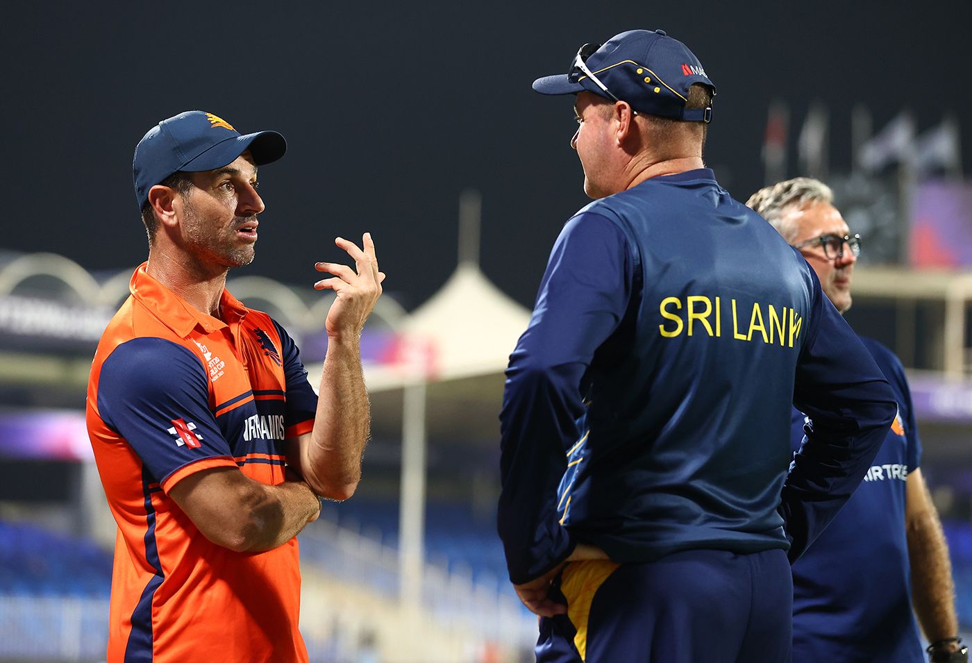 Ryan ten Doeschate talks to Mickey Arthur after the game