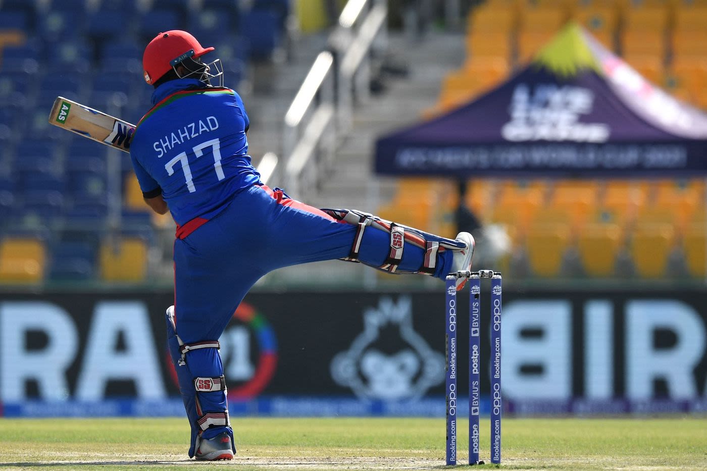 Mohammad Shahzad edge one behind early on