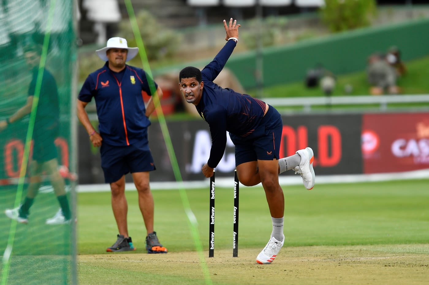 Beuran Hendricks has a bowl in South Africa's nets