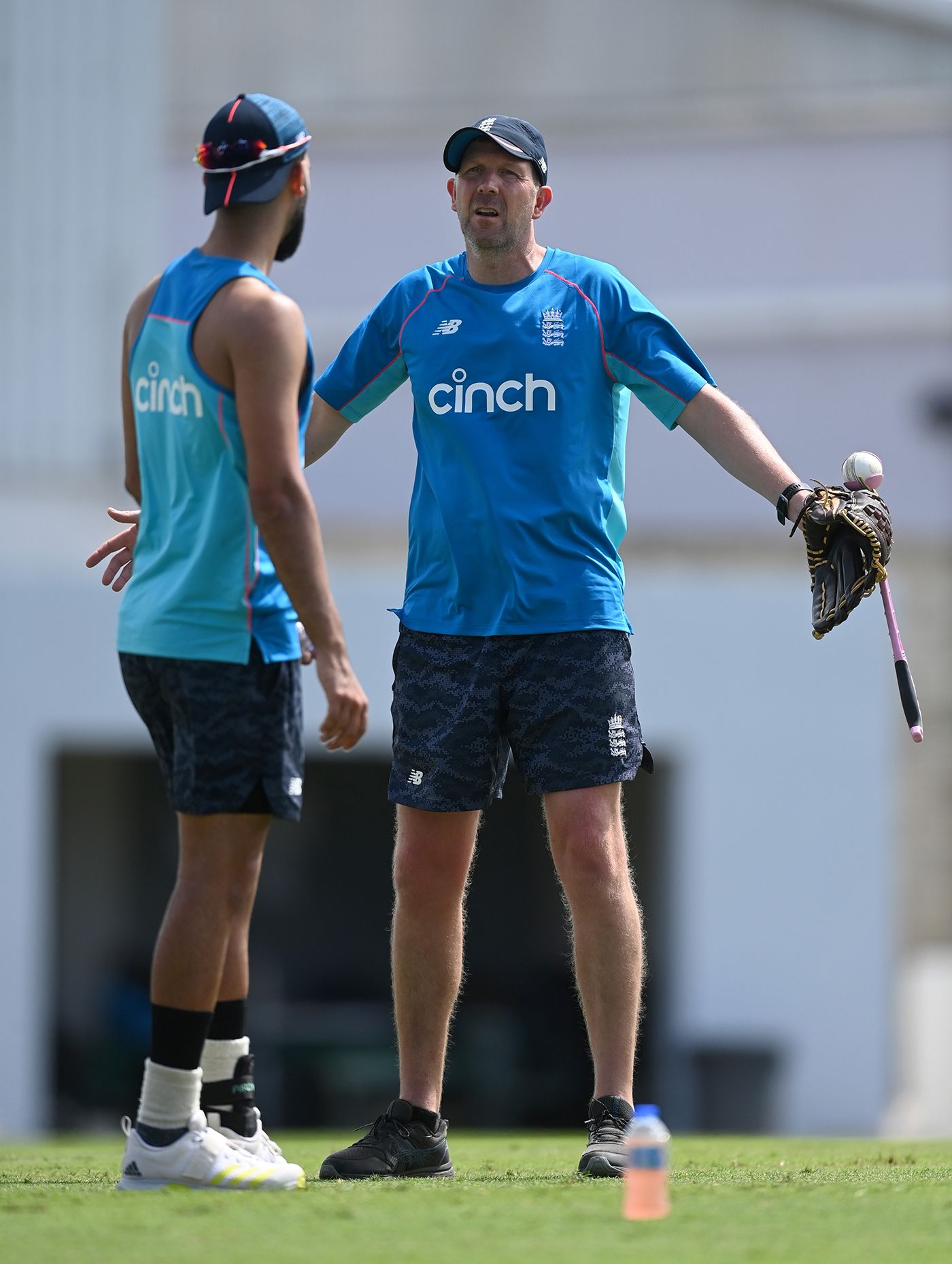 Saqib Mahmood talks to bowling coach Alan Richardson