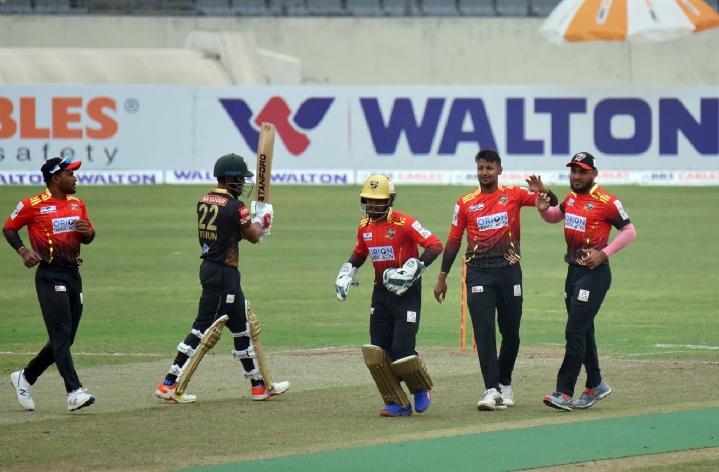 Nahidul Islam picked up two crucial wickets