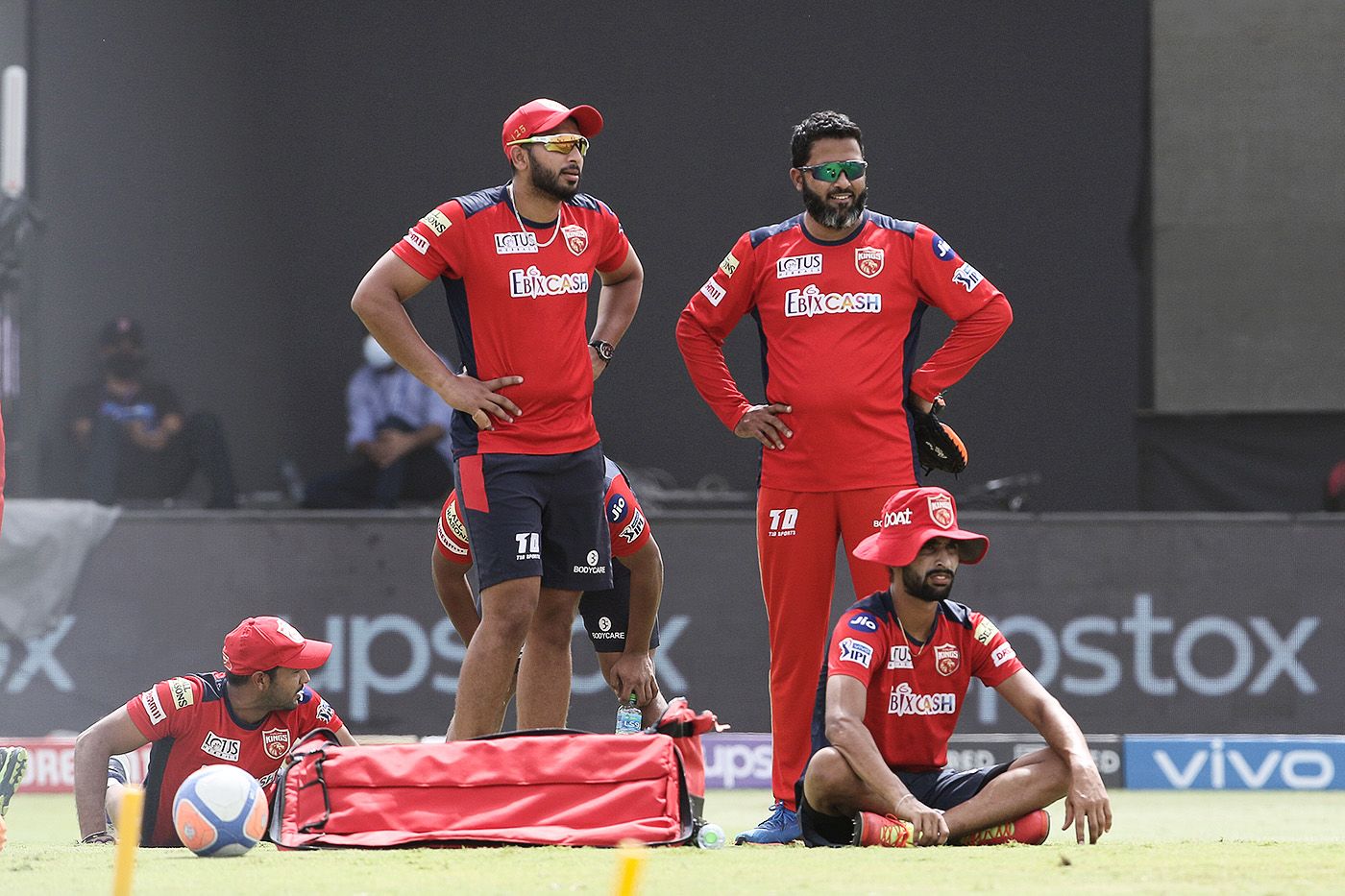 Shahrukh Khan talks to Punjab Kings' batting coach Wasim Jaffer
