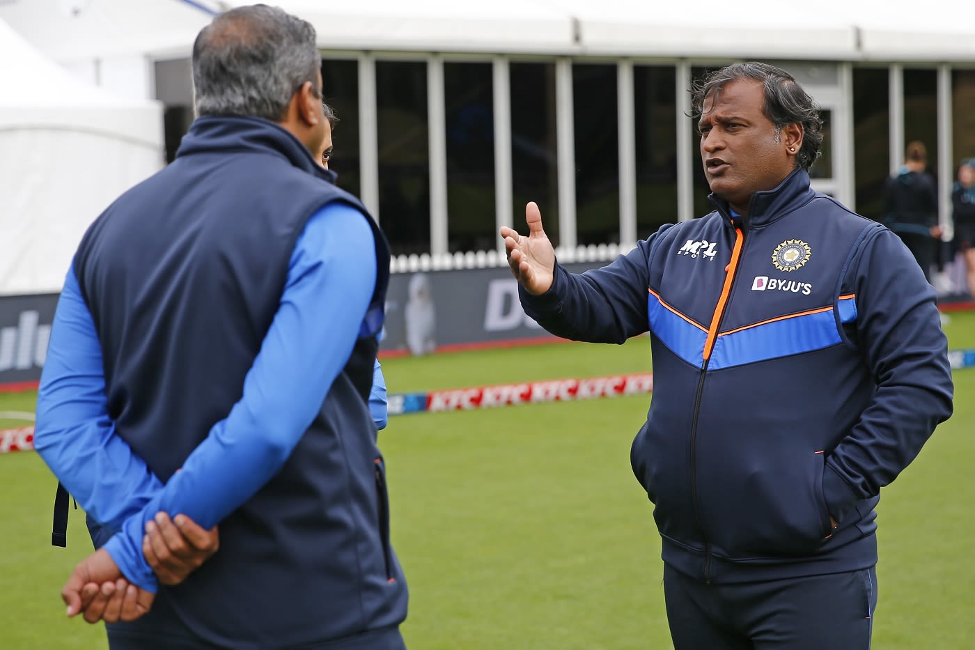 India head coach Ramesh Powar has a chat with team manager Shailendrasihn Solanki