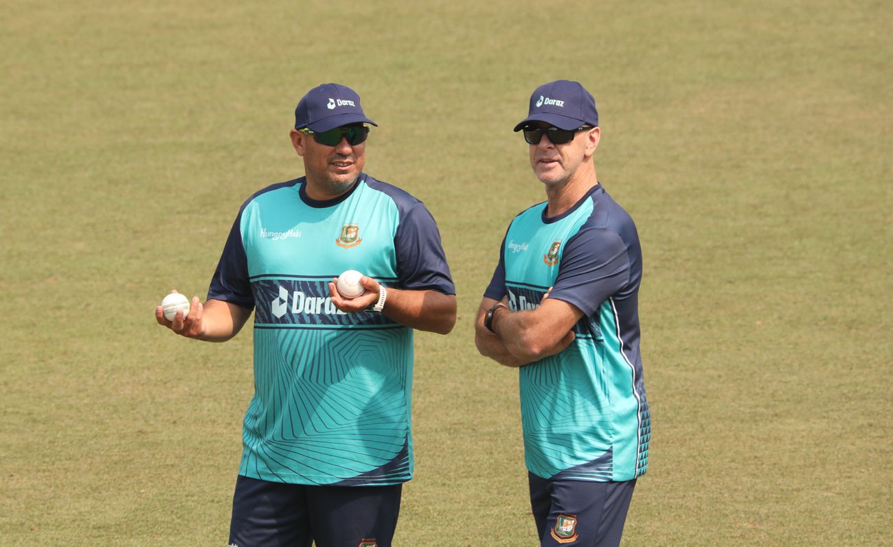 Jamie Siddons speaks to Russell Domingo during a training session