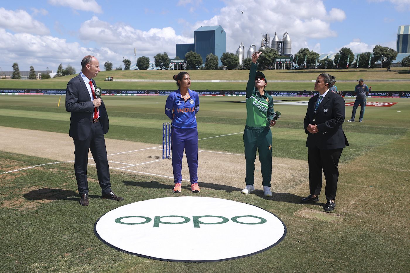 Bismah Maroof flicks the coin in the presence of Mithali Raj and Nasser Hussain
