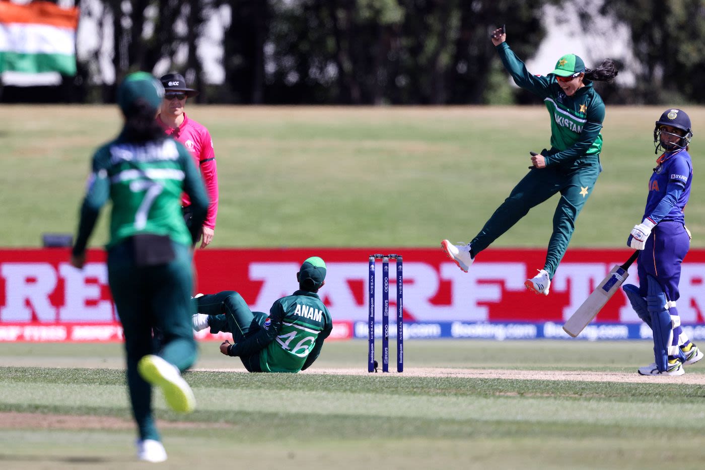 Pakistan players celebrate after Anam Amin's return catch to dismiss Smriti Mandhana
