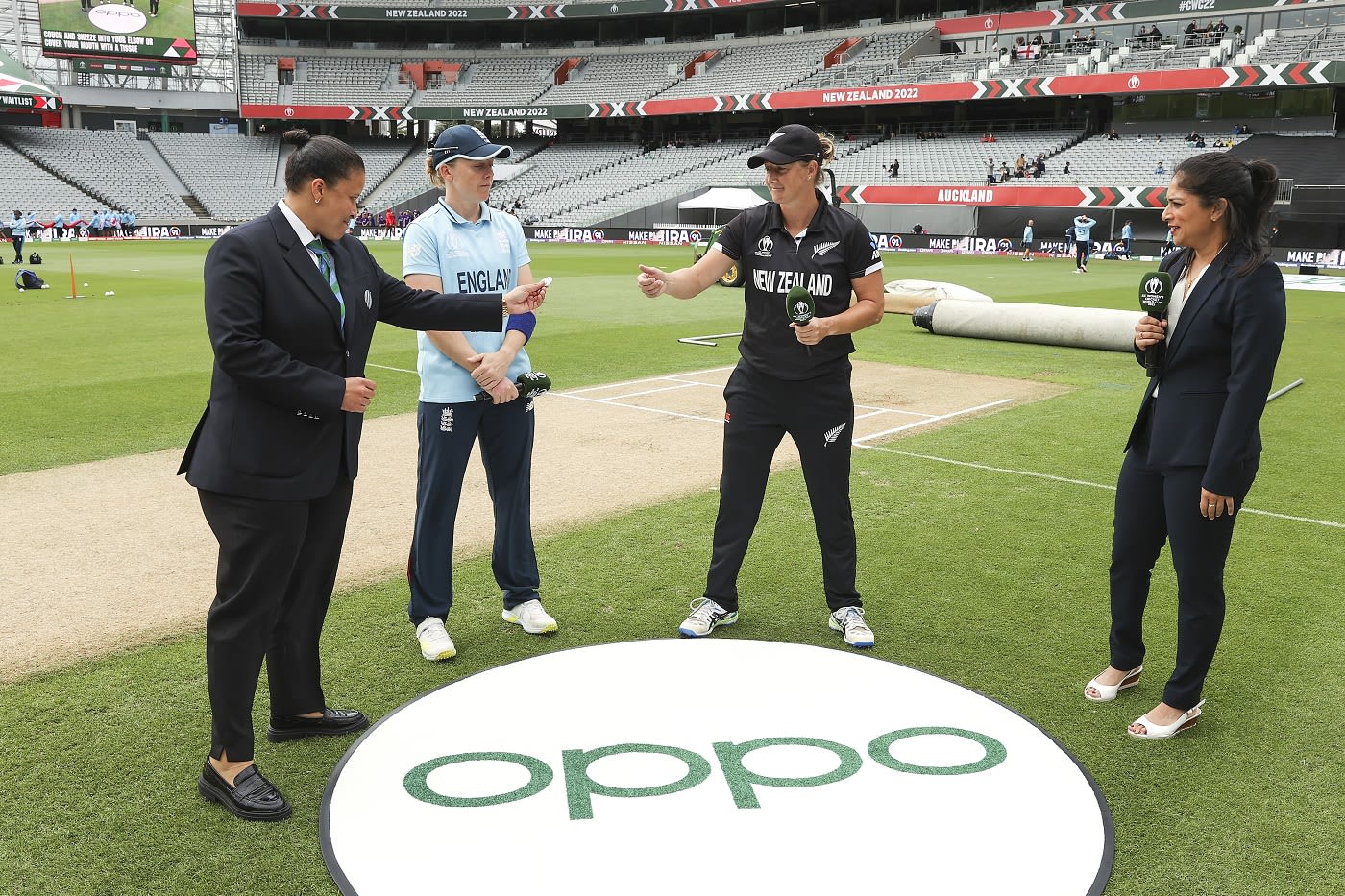 Match referee Shandre Fritz hands over the coin to Sophie Devine as Heather Knight, Lisa Sthalekar watch