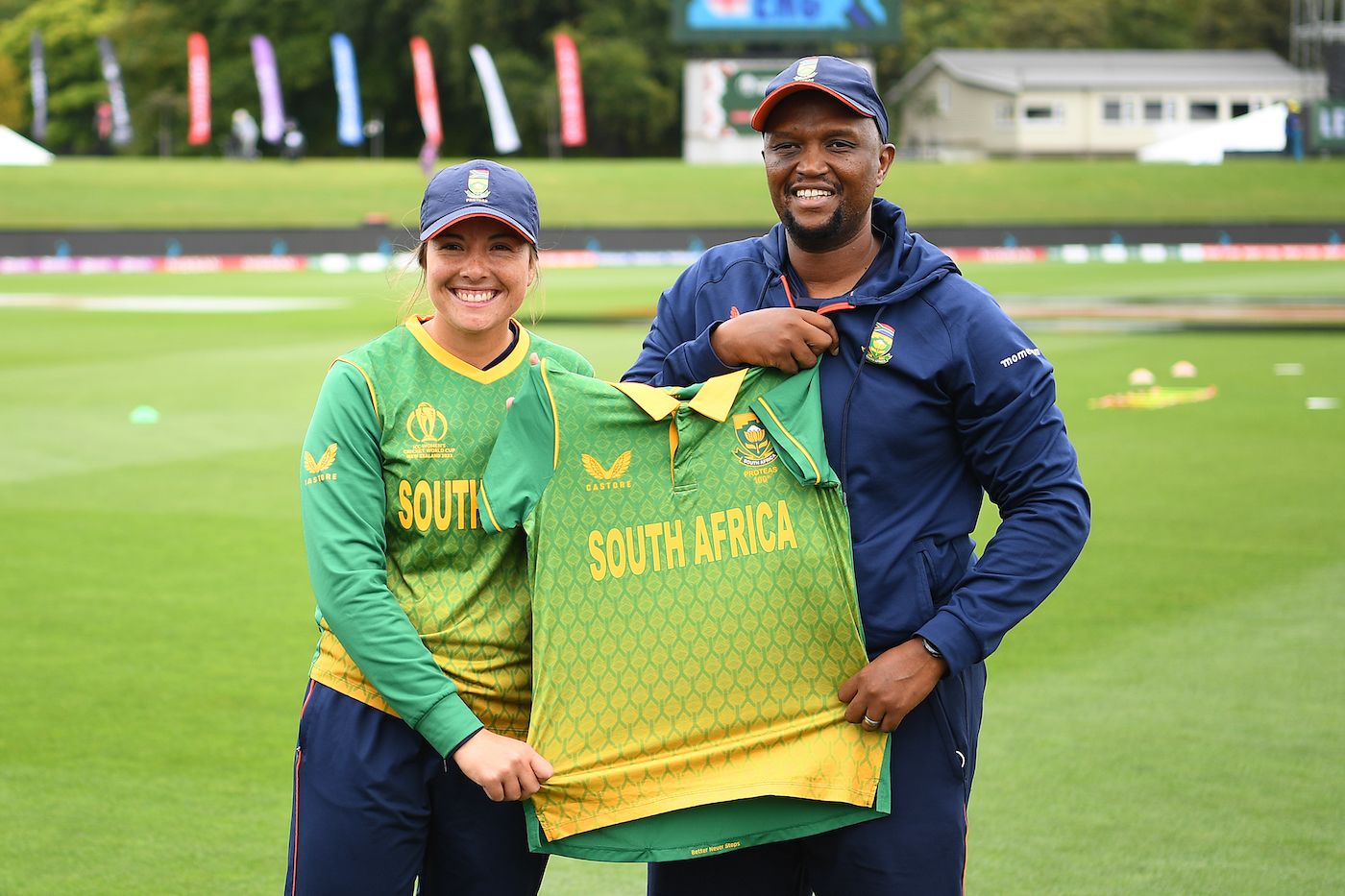 Coach Hilton Moreeng gives a shirt for Sune Luus' 100th ODI