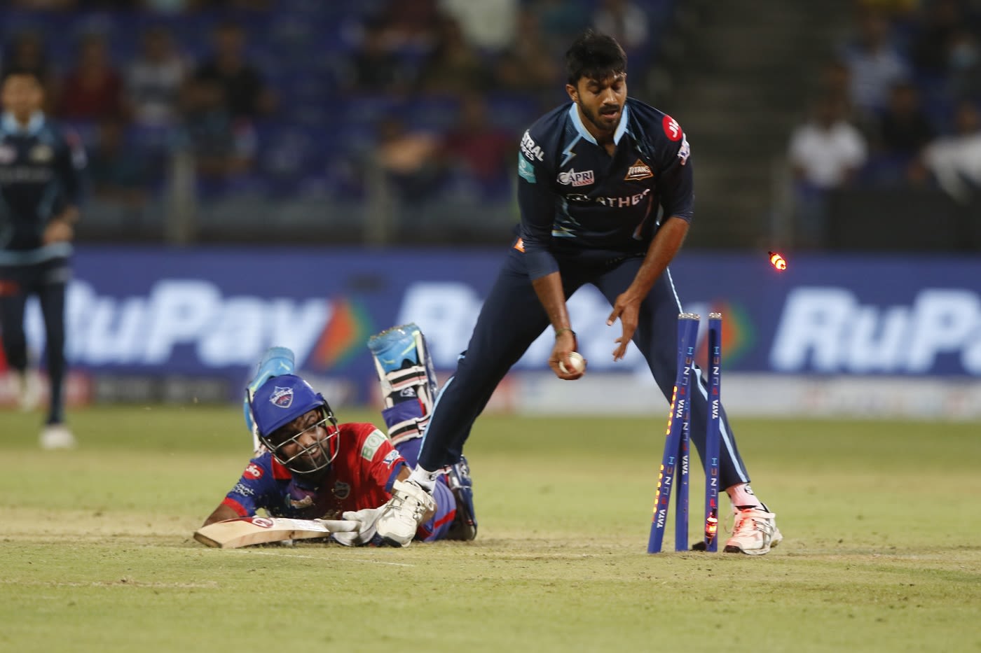Vijay Shankar runs out Lalit Yadav