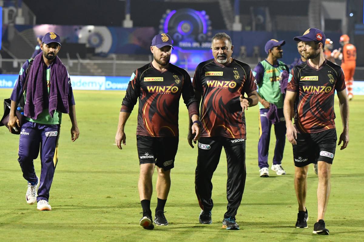 Brendon McCullum and Bharat Arun have a chat
