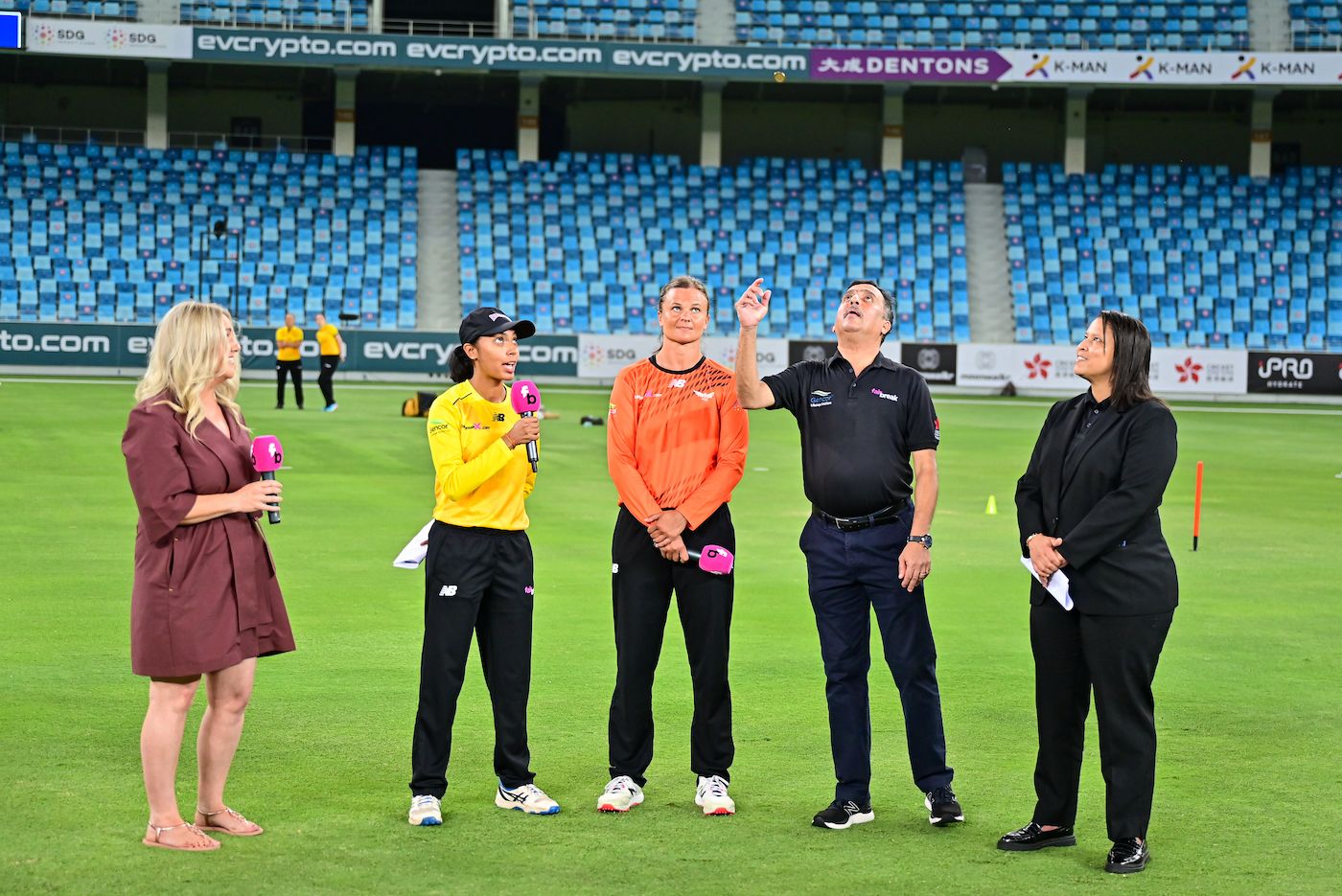 Captains Sindhu Sriharsha and Suzie Bates at the toss