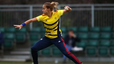 Tash Farrant holds nerve as Stars seal low-scoring thriller