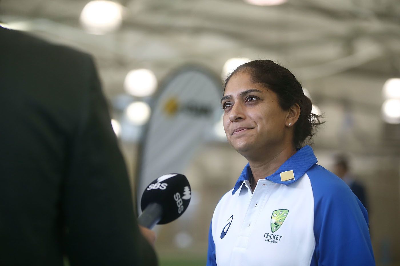 Lisa Sthalekar talks to the media