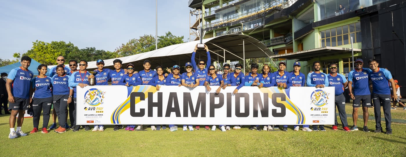 India pose after winning the T20I series 2-1