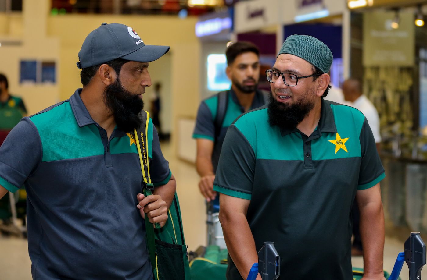 Mohammad Yousuf and Saqlain Mushtaq arrive at the Colombo airport