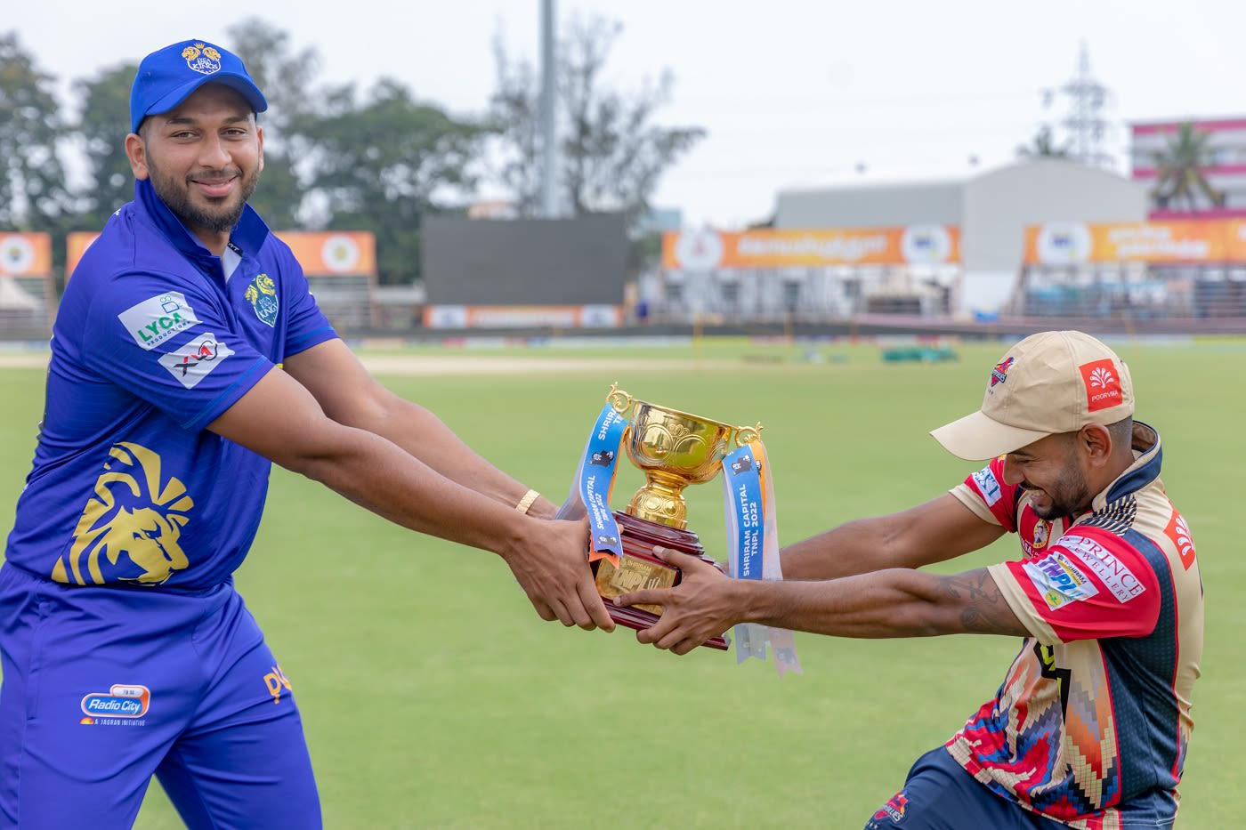 M Shahrukh Khan and M Kaushik Gandhi with the TNPL trophy