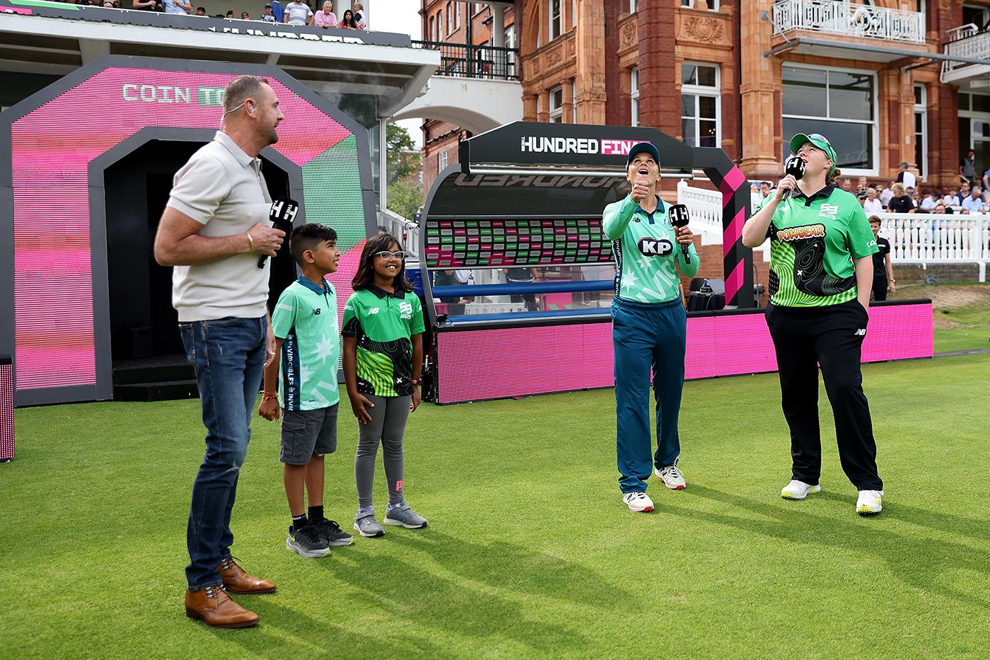 Suzie Bates tosses the coin as Anya Shrubsole and Simon Doull look on