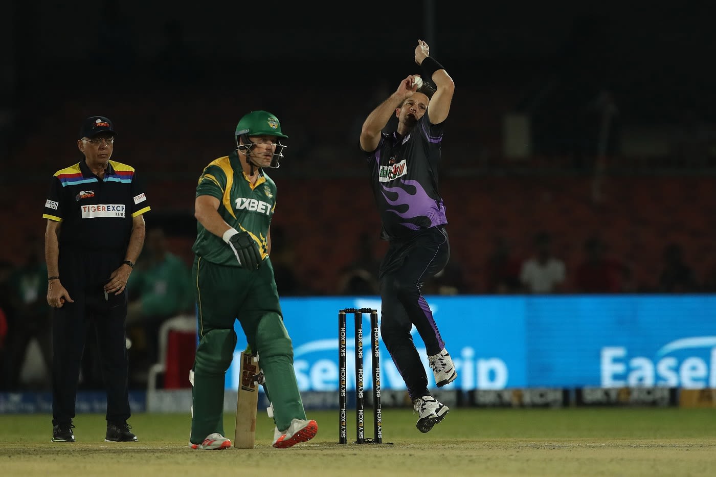 Shane Bond runs into bowl as Morne van Wyk looks on