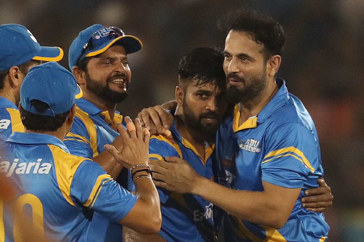 Vinay Kumar is mobbed by his teammates for dismissing Sanath Jayasuriya cheaply