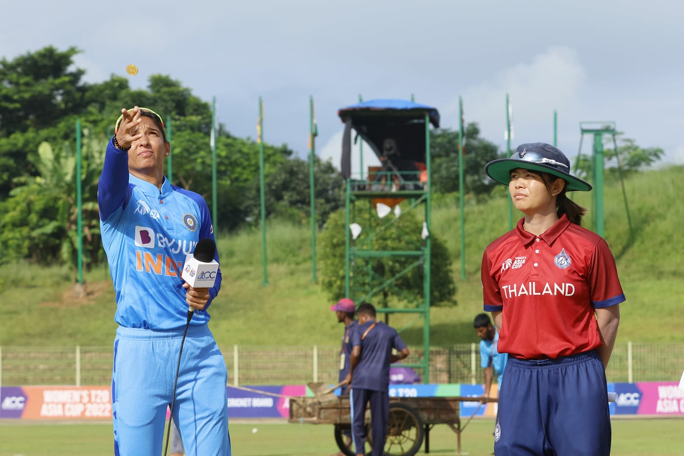 Harmanpreet Kaur and Naruemol Chaiwai at the toss