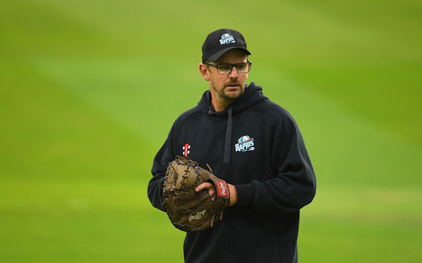 Alex Gidman oversees the Worcestershire warm-ups