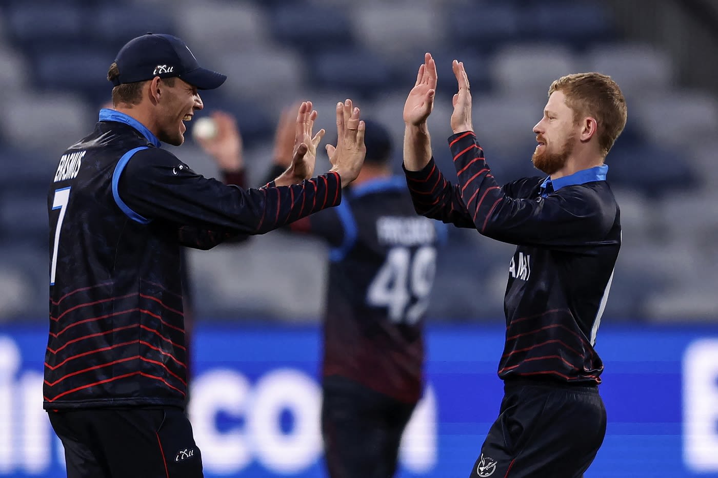 Gerhard Erasmus double high-fives Bernard Scholtz