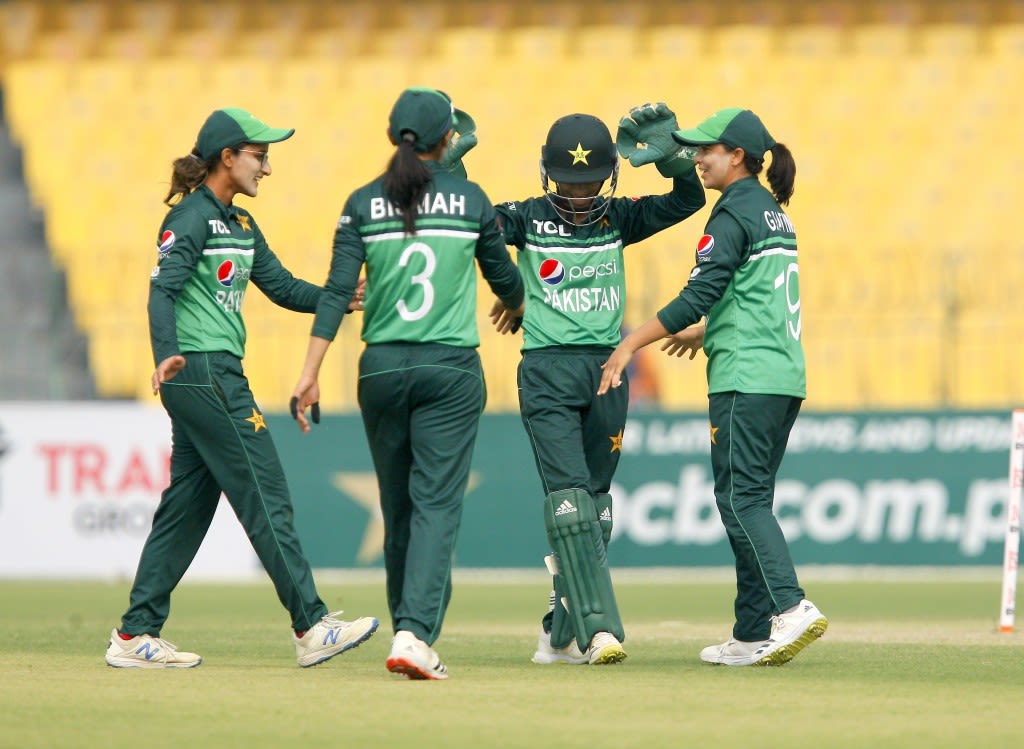 Muneeba Ali, Sidra Nawaz, Bismah Maroof and Ghulam Fatima celebrate a wicket