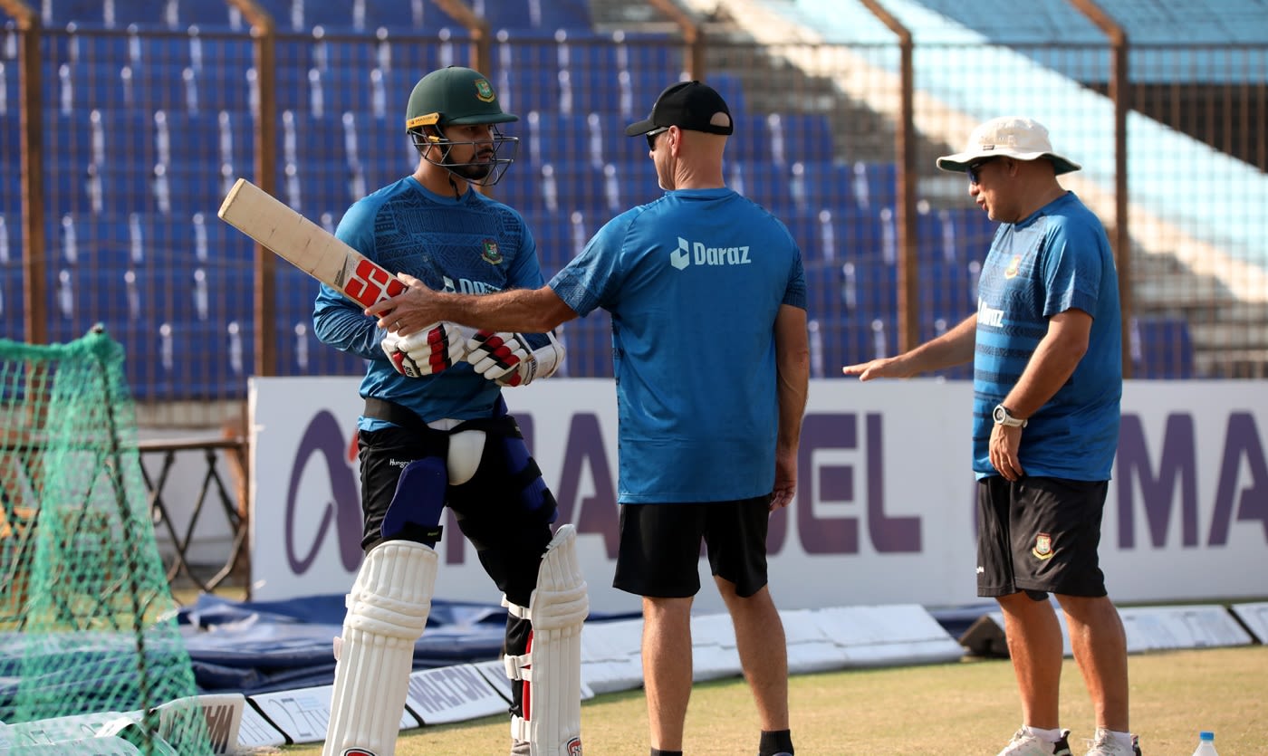 Batting coach James Siddons and head coach Russell Domingo have a word with Nurul Hasan