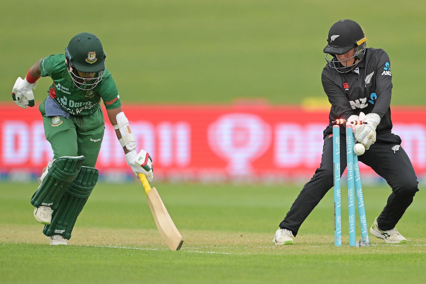 Fargana Hoque completes a run even as Jess McFadyen whips the bails off