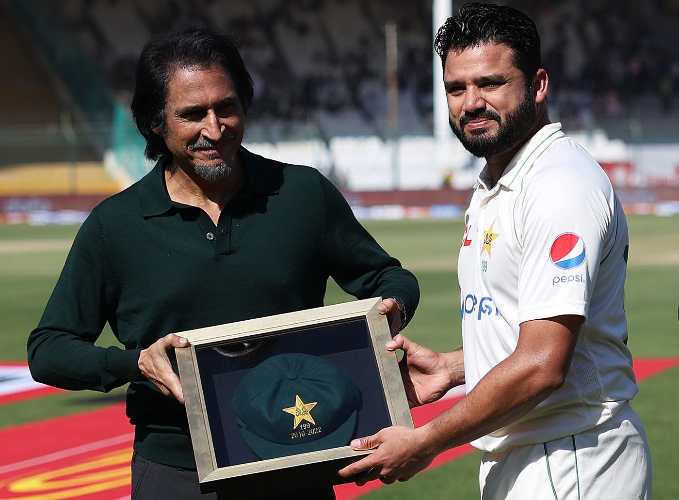 Ramiz Raja presents Azhar Ali with a commemorative cap to mark his retirement