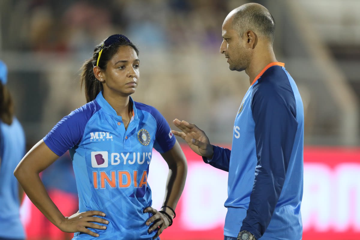 Harmanpreet Kaur and Hrishikesh Kanitkar in deep conversation