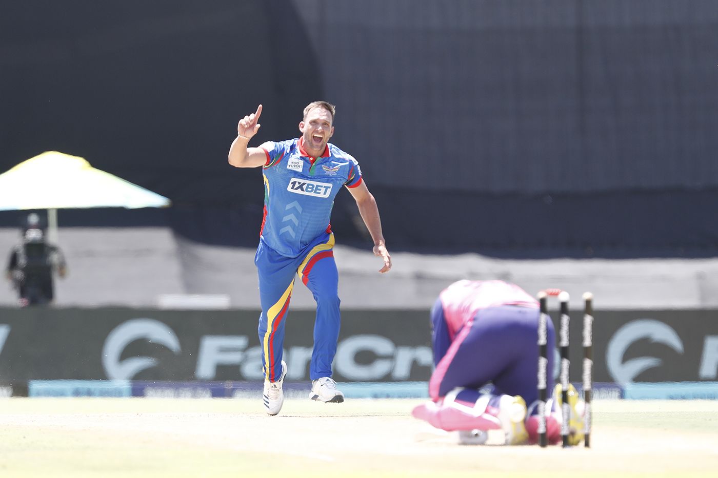 Hardus Viljoen cleaned up Jason Roy early on