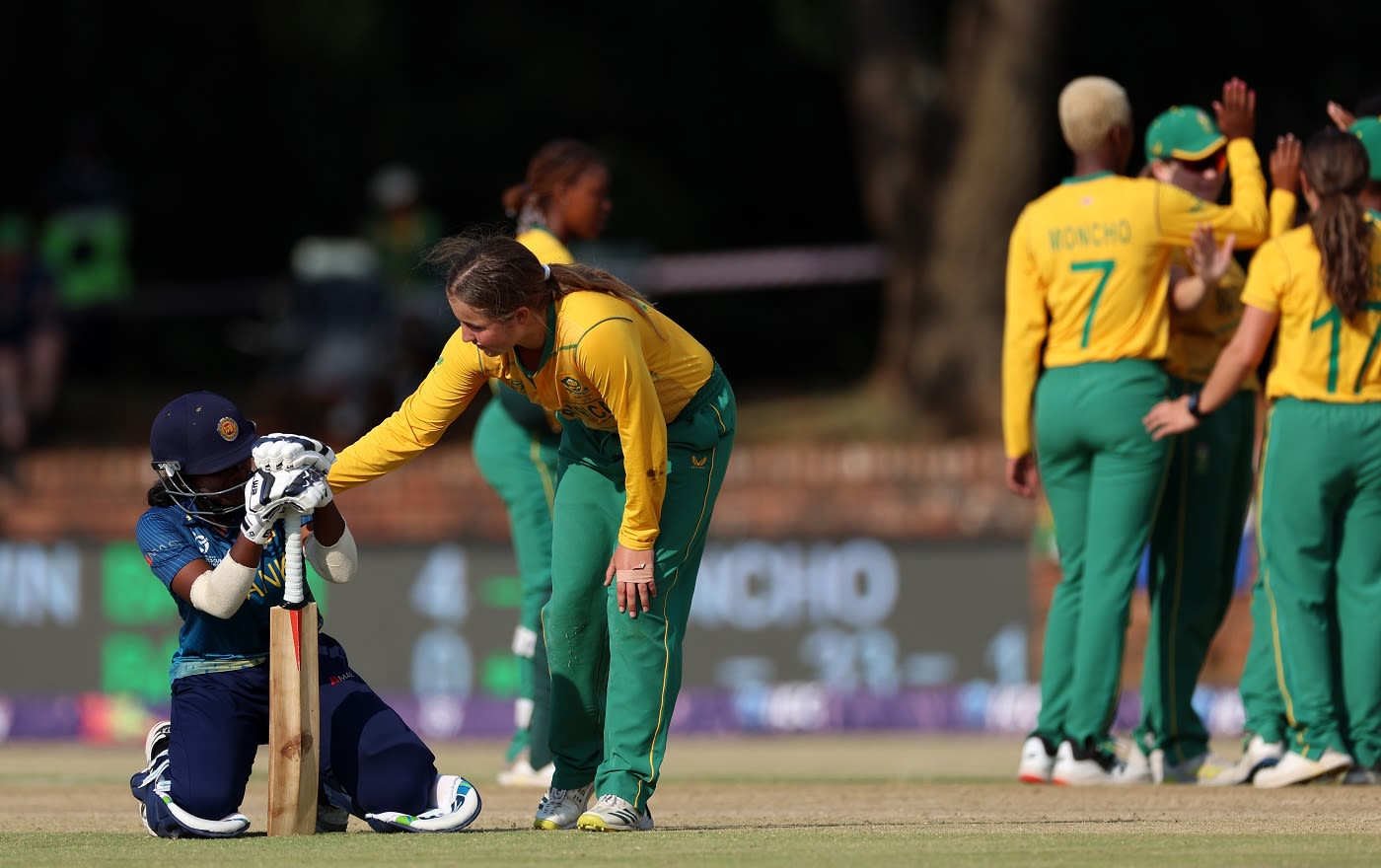Miane Smit consoles Umaya Rathnayake after Sri Lanka lost to South Africa by one run