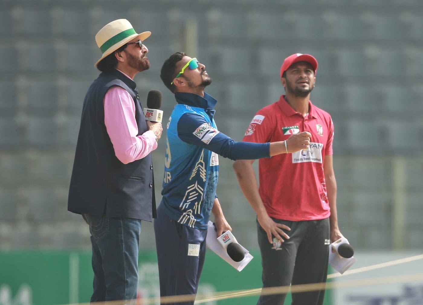 Nasir Hossain flips the coin; Shakib Al Hasan called right and opted to bat