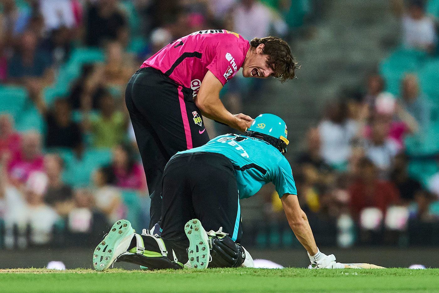 Sean Abbott celebrates close to Sam Heazlett