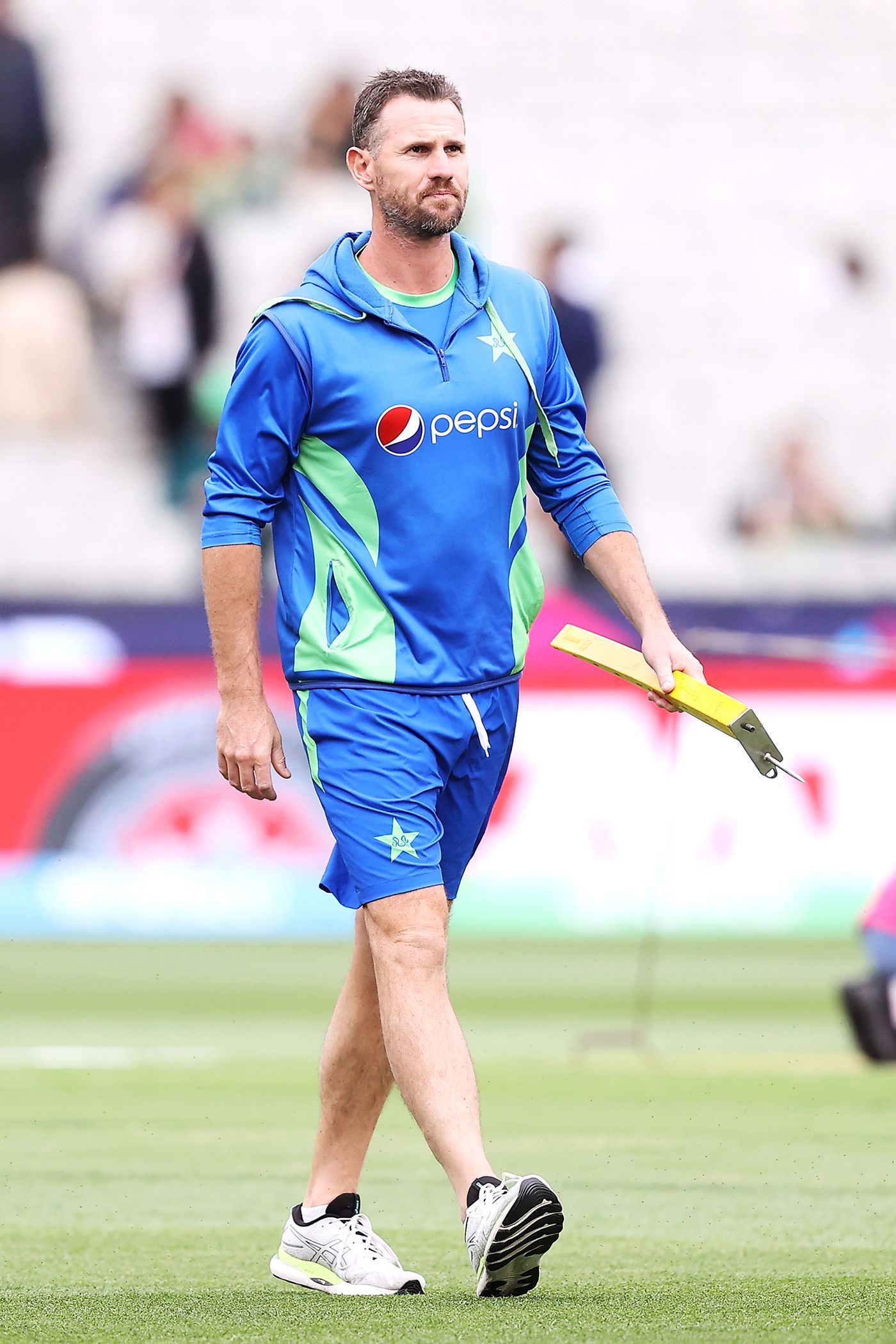 Shaun Tait keeps an eye on Pakistan's warm-up