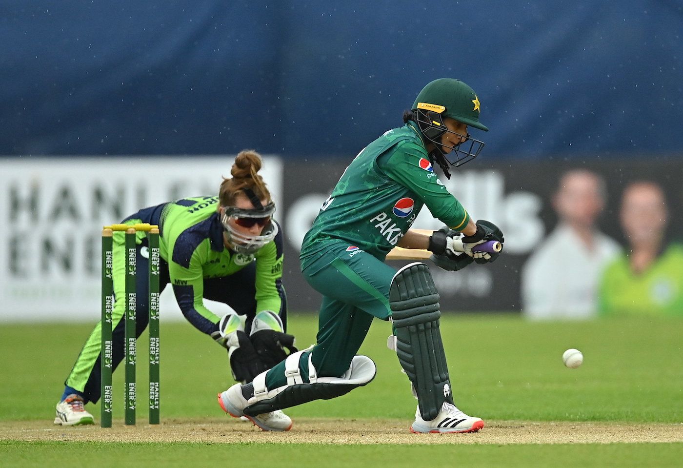 Bismah Maroof bats, with Mary Waldron keeping