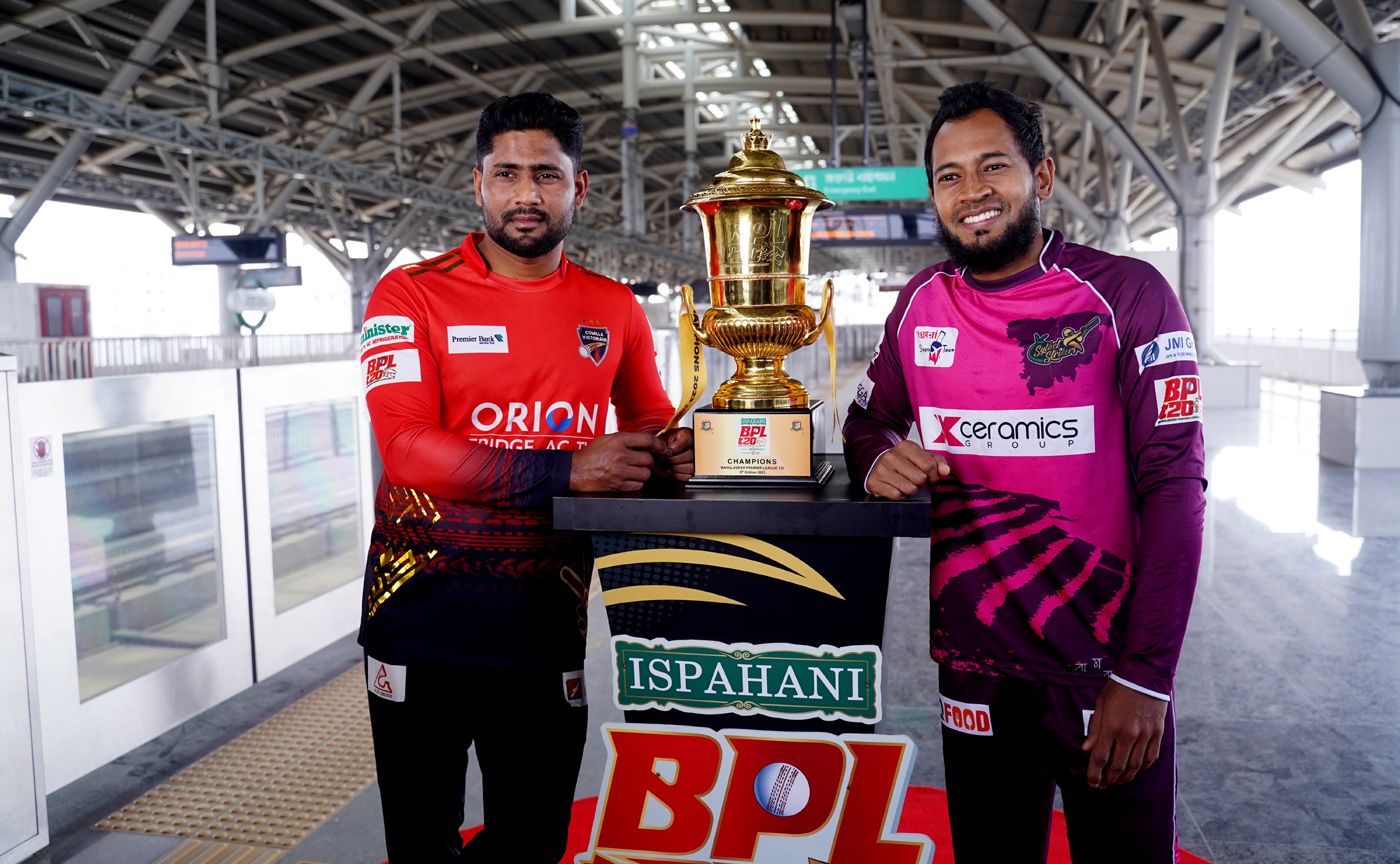 Imrul Kayes and Mushfiqur Rahim pose with the trophy at a Dhaka metro station