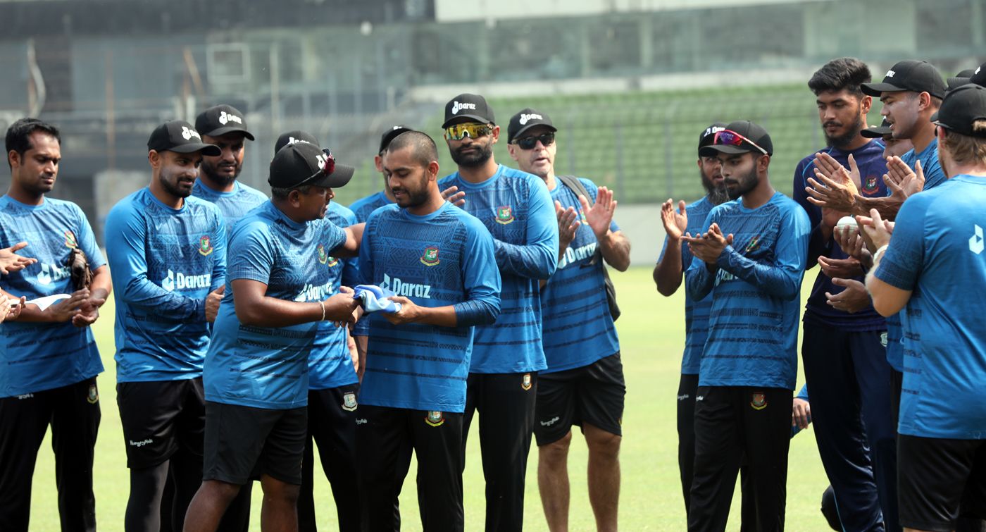 Rangana Herath presents Mehidy Hasan Miraz the ICC ODI team of the year cap
