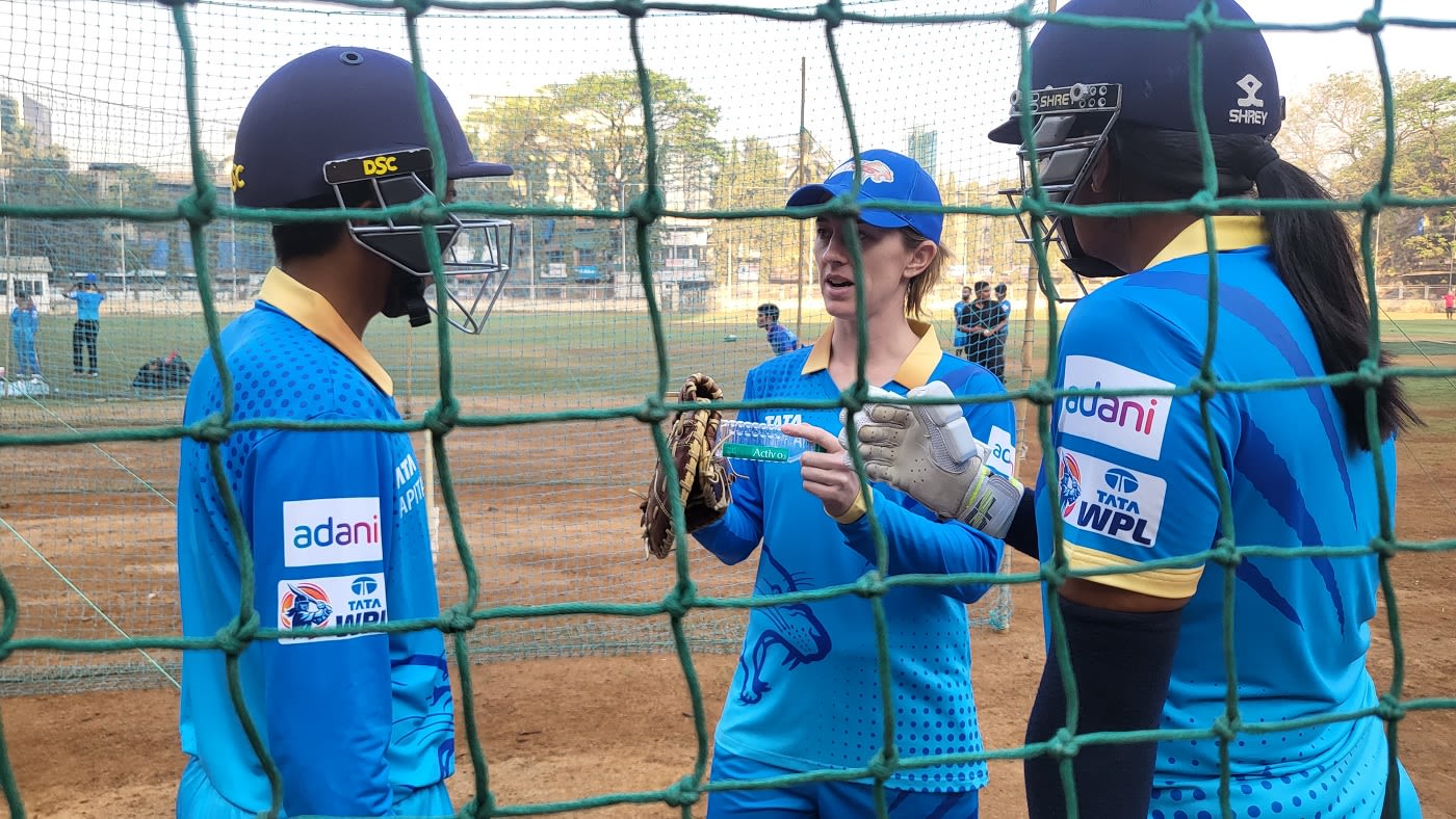 Gujarat Giants head coach speaks to the players