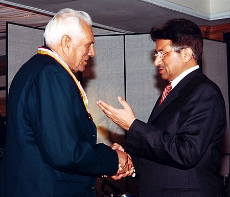 Khan Mohammad receiving his medal from Pakistan president