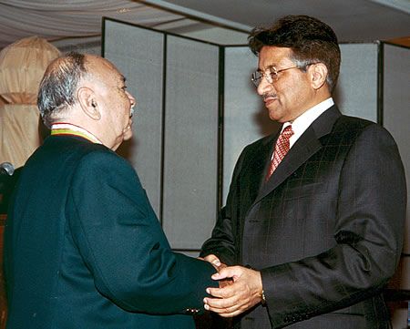 Zulfiqar Ahmed receiving his medal from Pakistan president