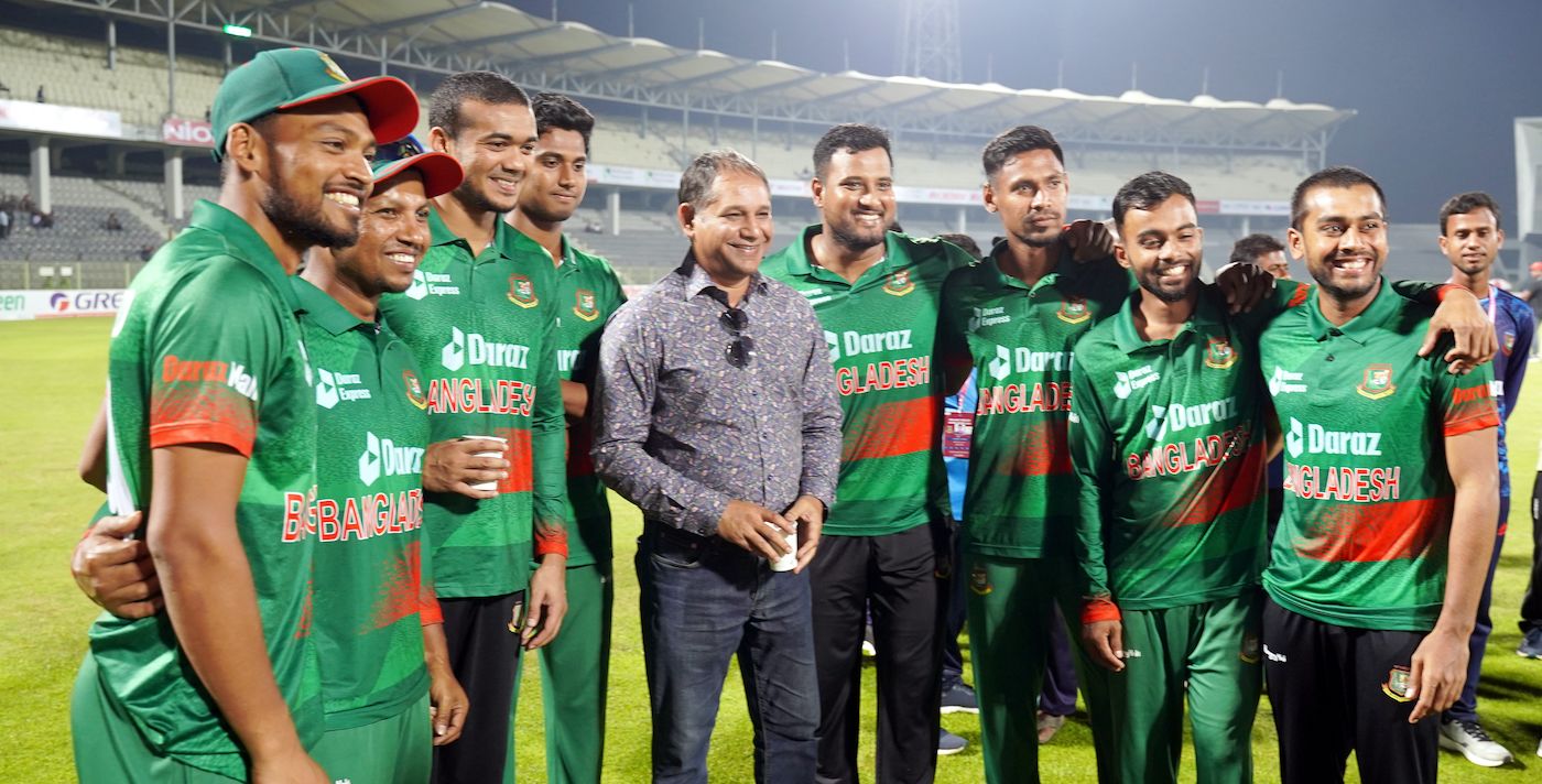 Habibul Bashar poses with Bangladesh's players