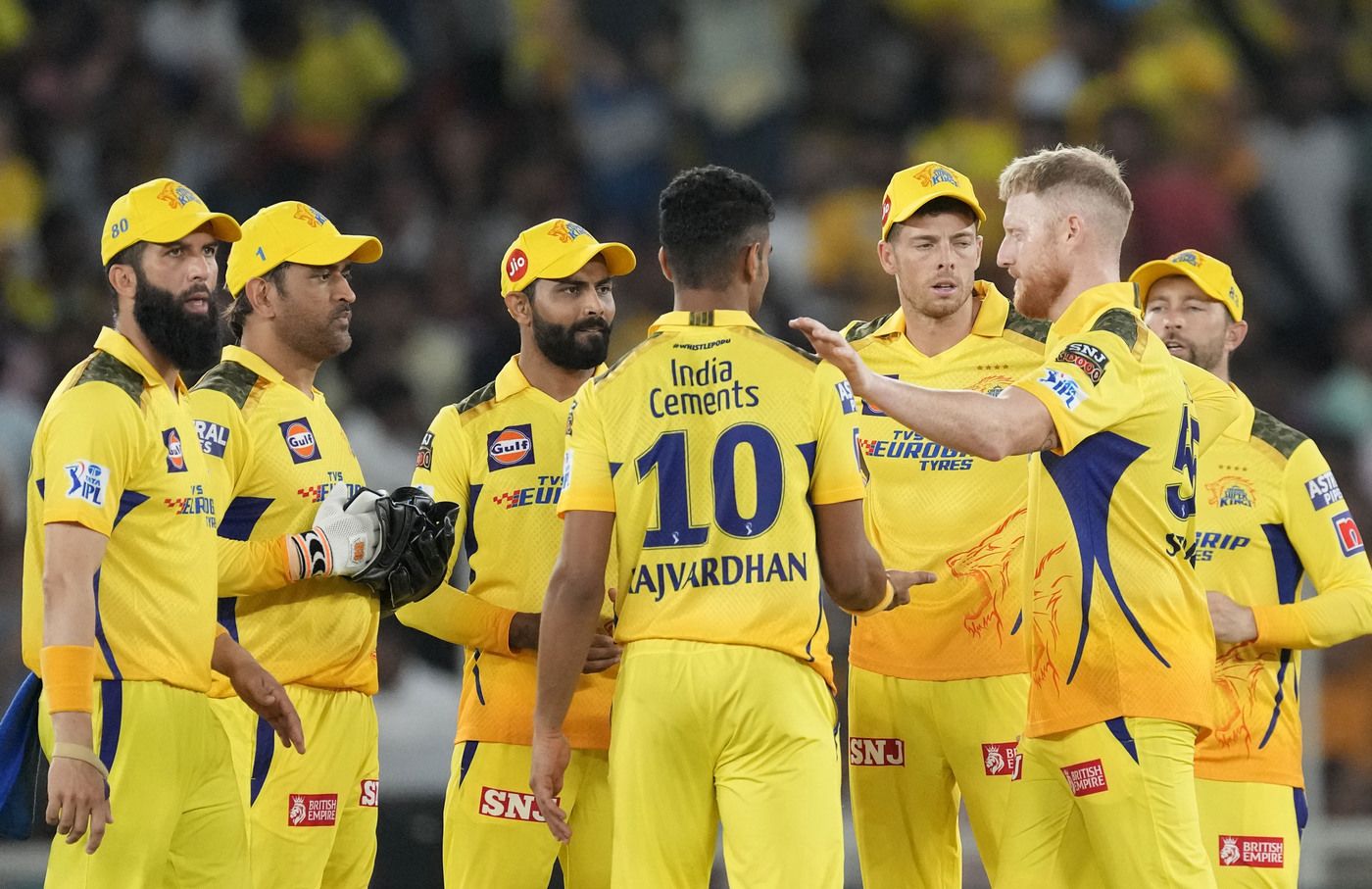 The Chennai Super Kings players have a chat during a tough period in the field