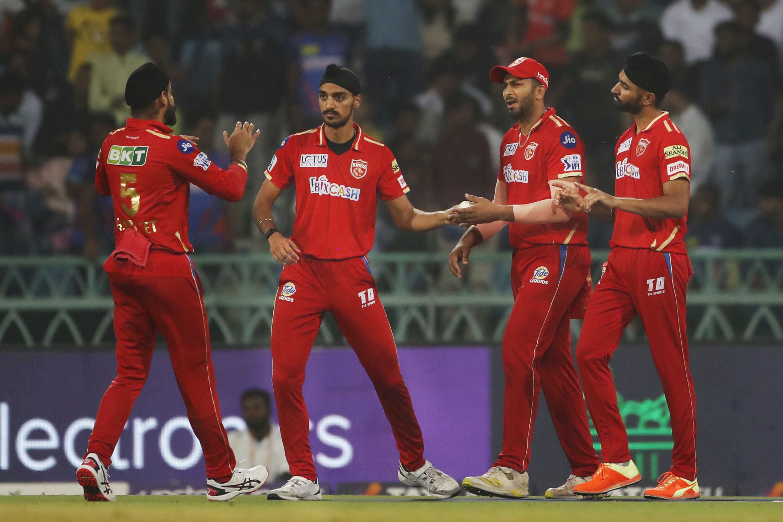 Teammates join Shahrukh Khan after he took the catch to dismiss Krunal Pandya